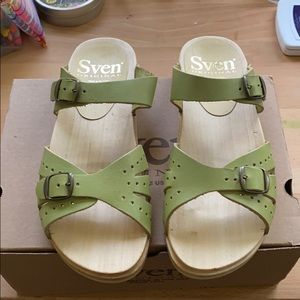Sven leather clog sandal size 37 (6.5-7) green